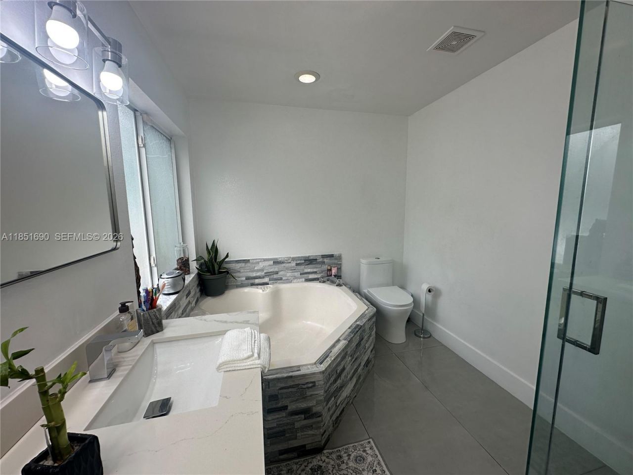 11 NE 151st St, Miami, FL 33162 Photo