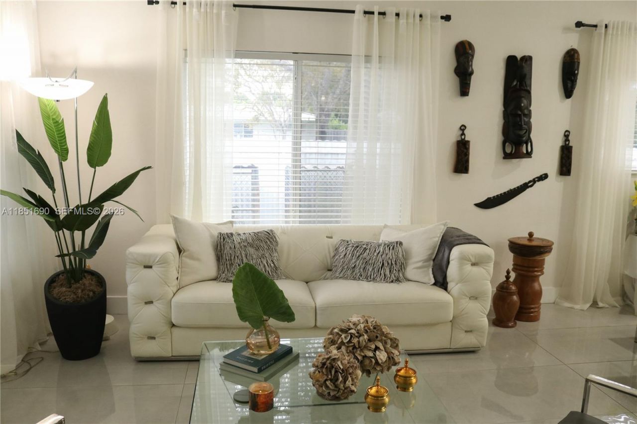 11 NE 151st St, Miami, FL 33162 Photo