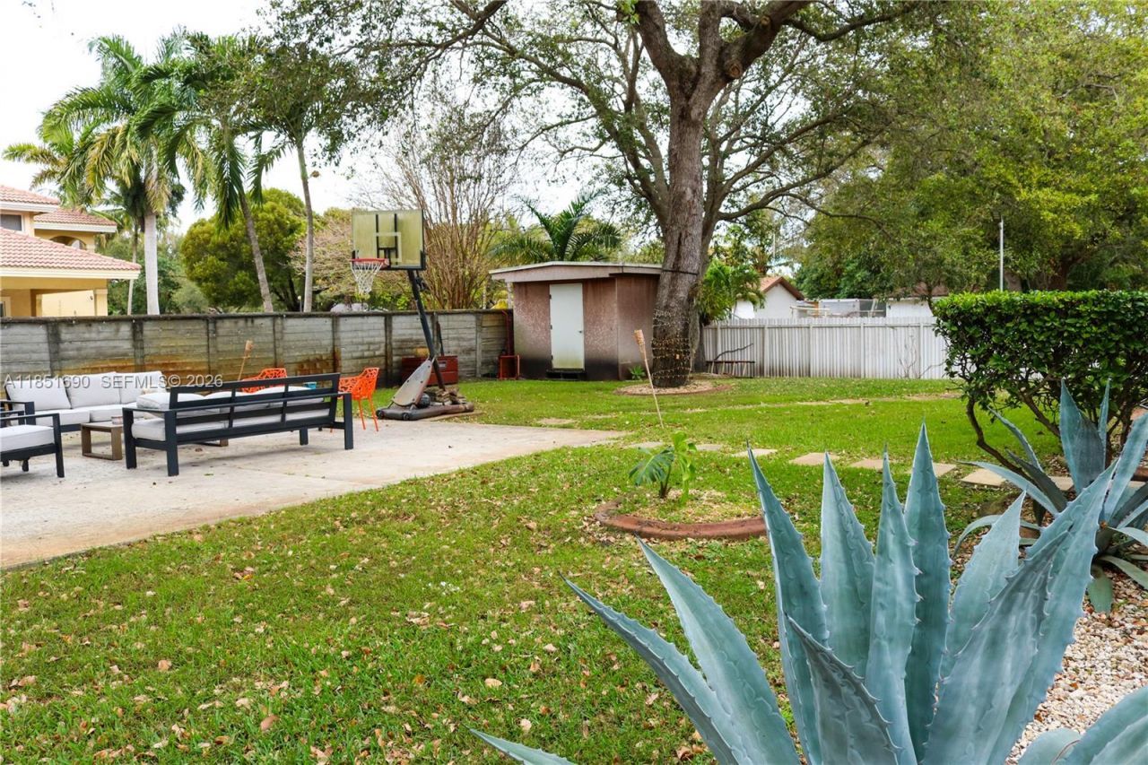 11 NE 151st St, Miami, FL 33162 Photo