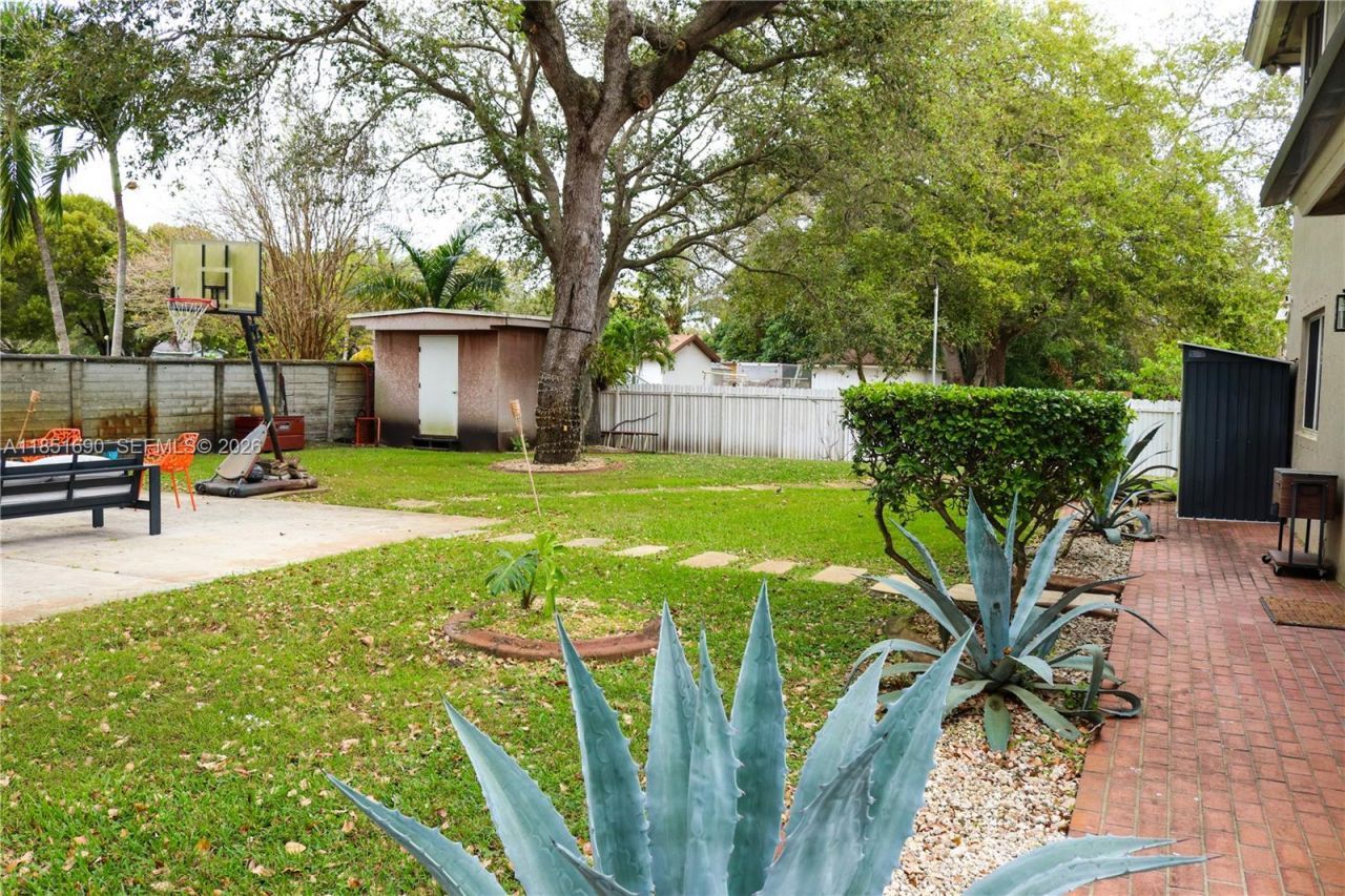 11 NE 151st St, Miami, FL 33162 Photo