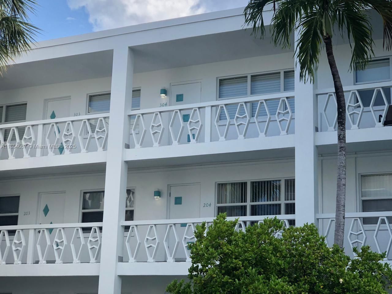 419 Golden Isles Dr, Unit 305, Hallandale Beach, FL 33009 Photo