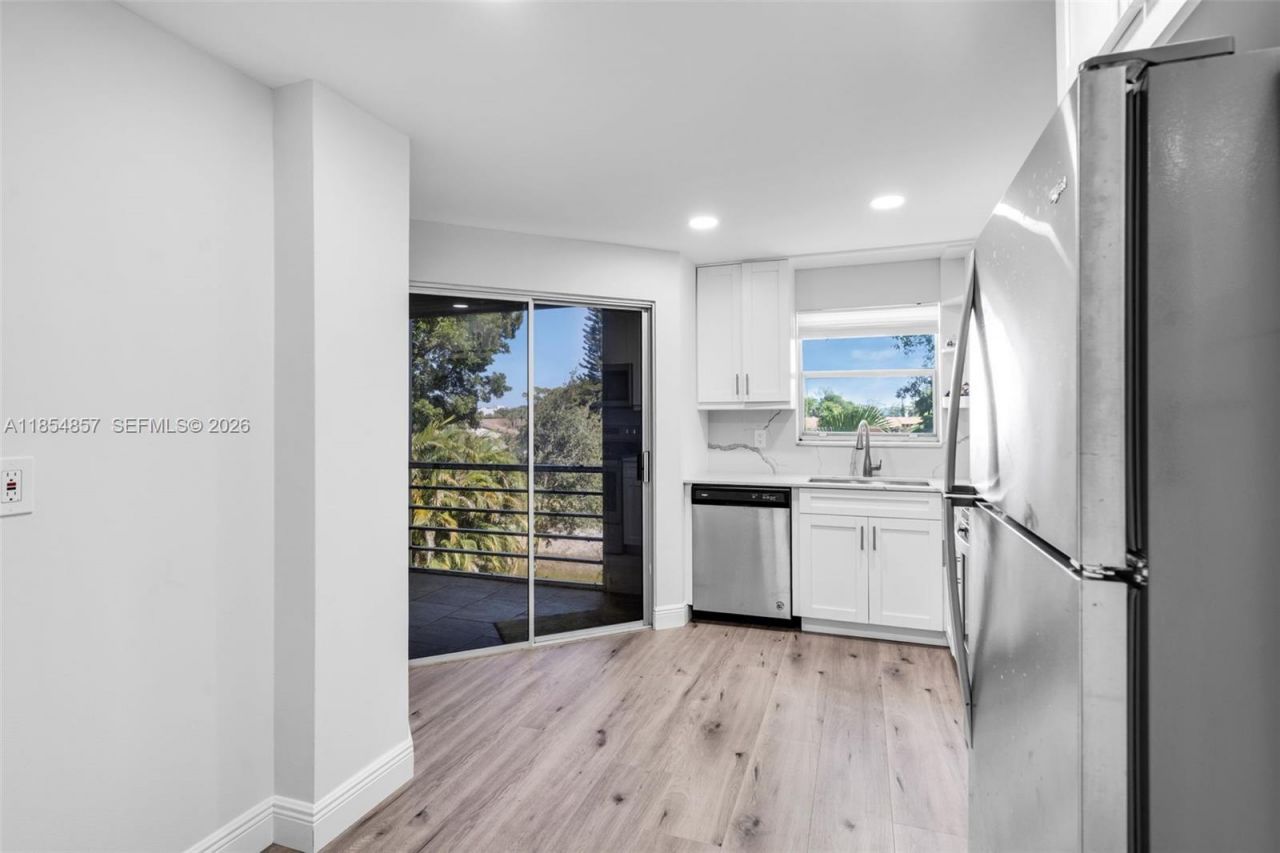 3524 Via Poinciana, Unit 302, Lake Worth, FL 33467 Photo