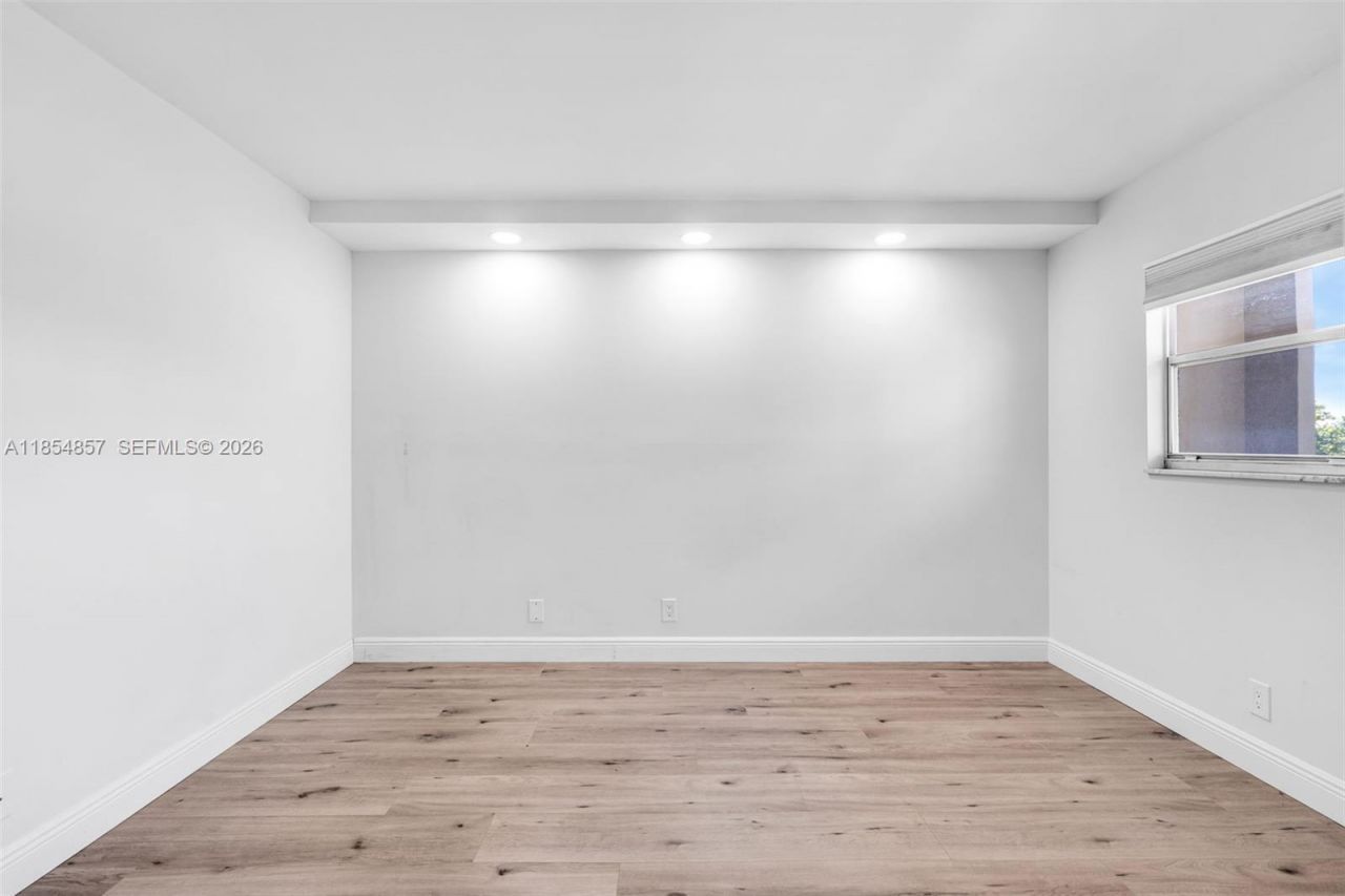 3524 Via Poinciana, Unit 302, Lake Worth, FL 33467 Photo