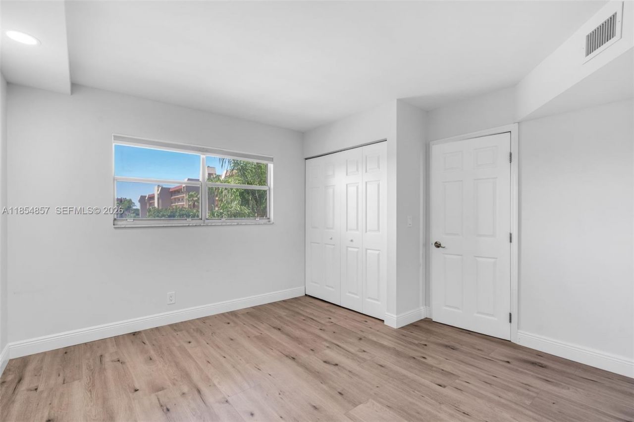 3524 Via Poinciana, Unit 302, Lake Worth, FL 33467 Photo