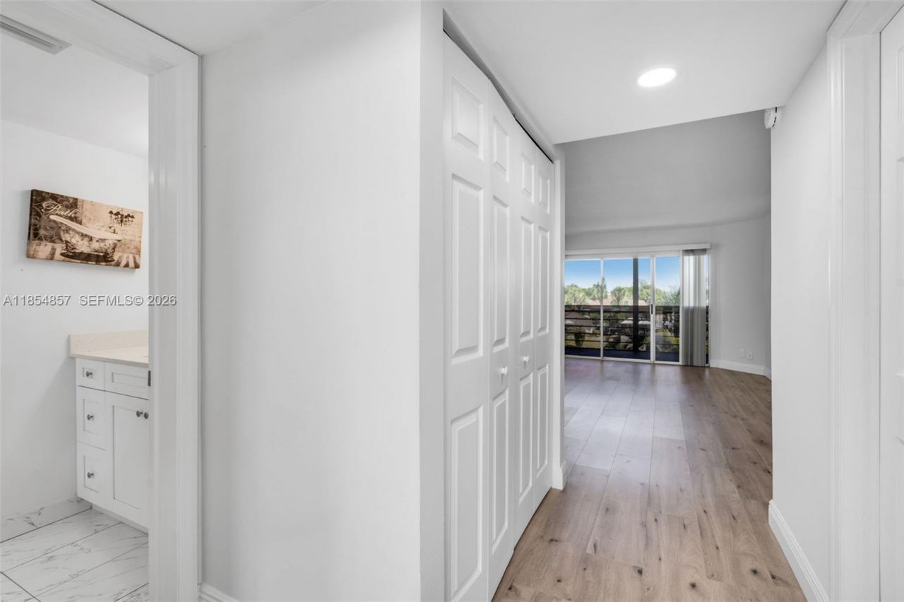 3524 Via Poinciana, Unit 302, Lake Worth, FL 33467 Photo