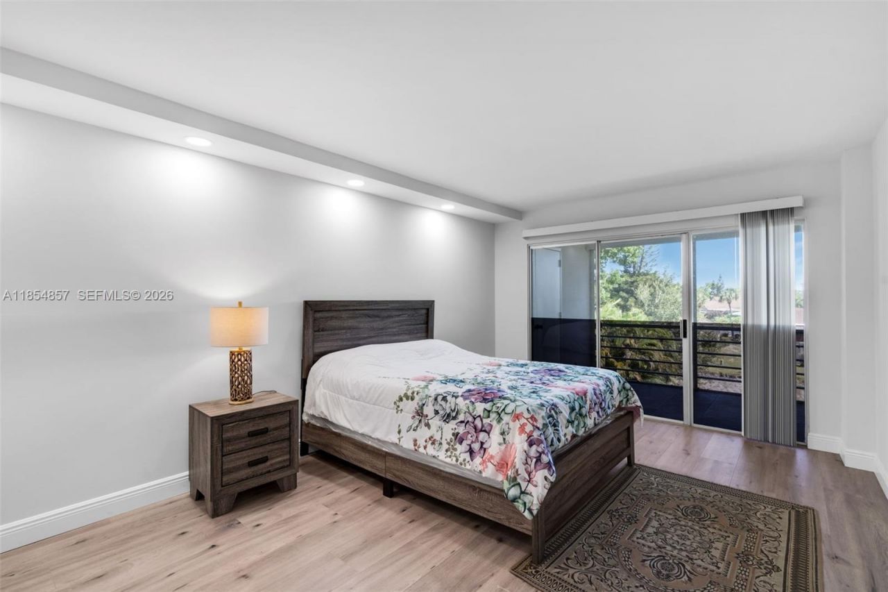 3524 Via Poinciana, Unit 302, Lake Worth, FL 33467 Photo