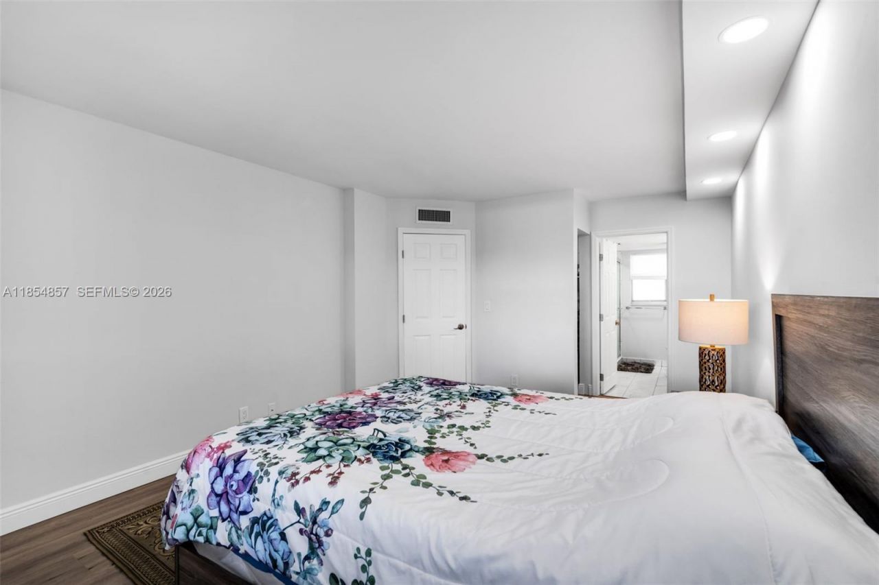 3524 Via Poinciana, Unit 302, Lake Worth, FL 33467 Photo