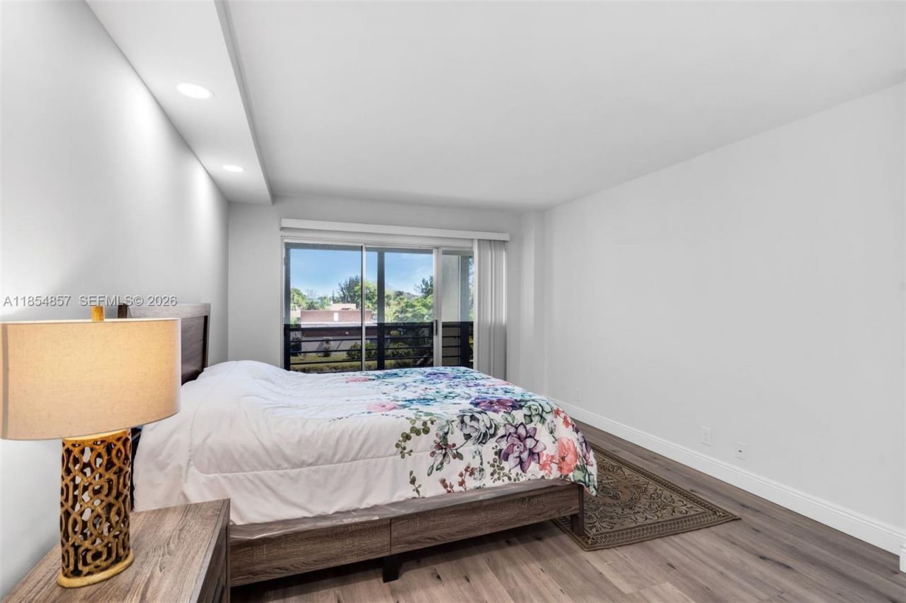 3524 Via Poinciana, Unit 302, Lake Worth, FL 33467 Photo