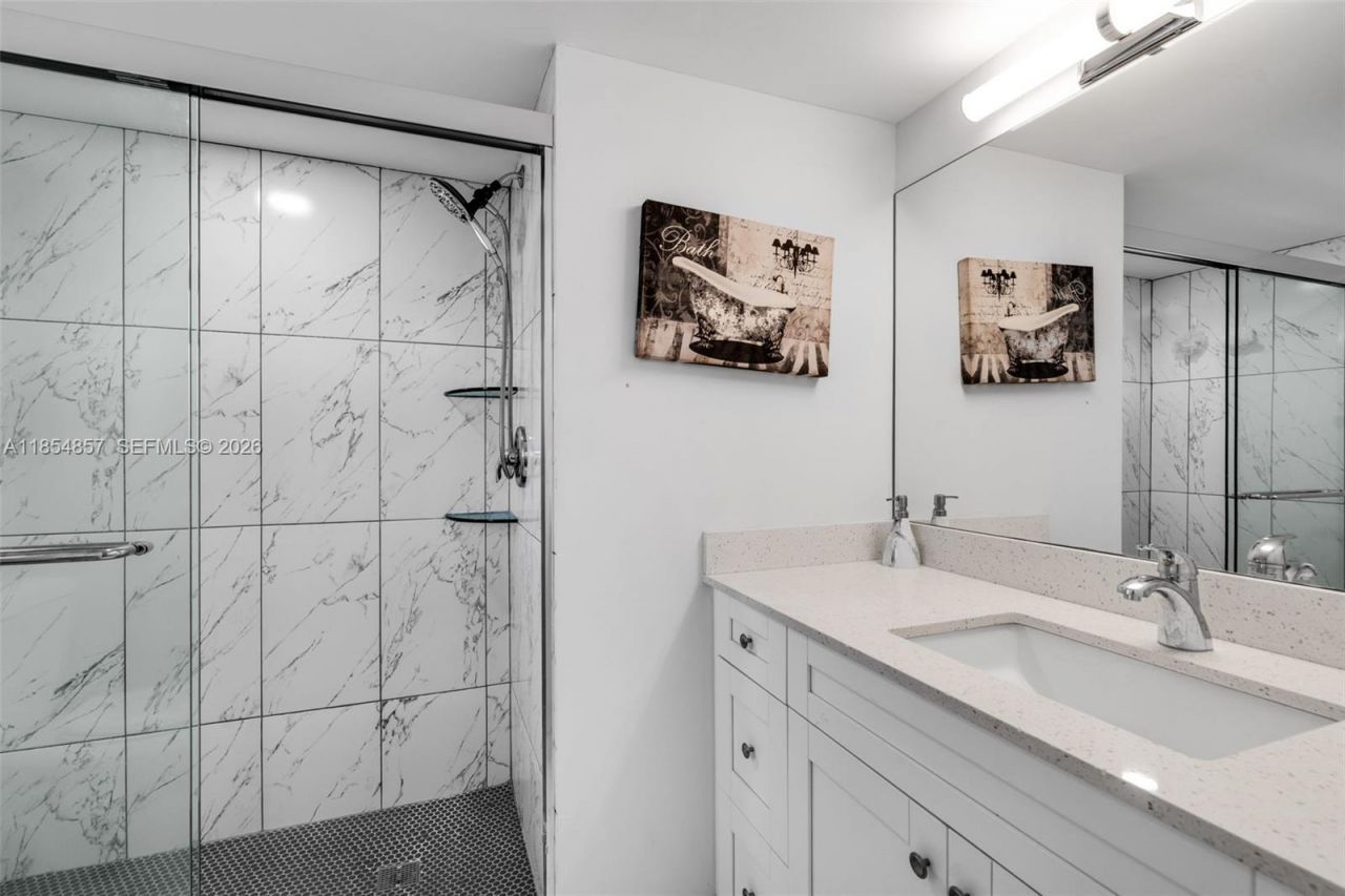 3524 Via Poinciana, Unit 302, Lake Worth, FL 33467 Photo