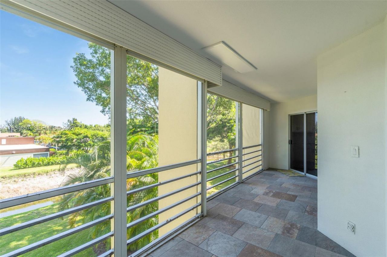 3524 Via Poinciana, Unit 302, Lake Worth, FL 33467 Photo