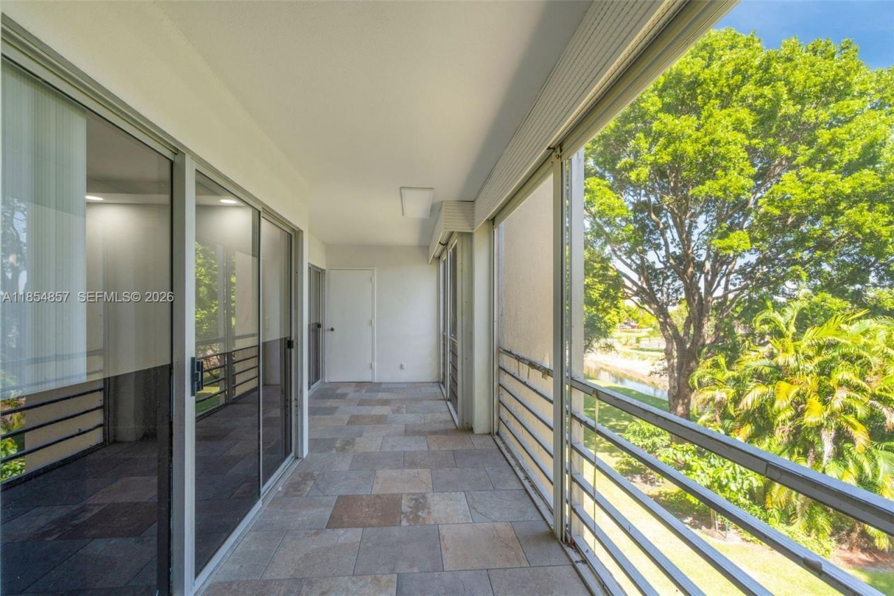 3524 Via Poinciana, Unit 302, Lake Worth, FL 33467 Photo