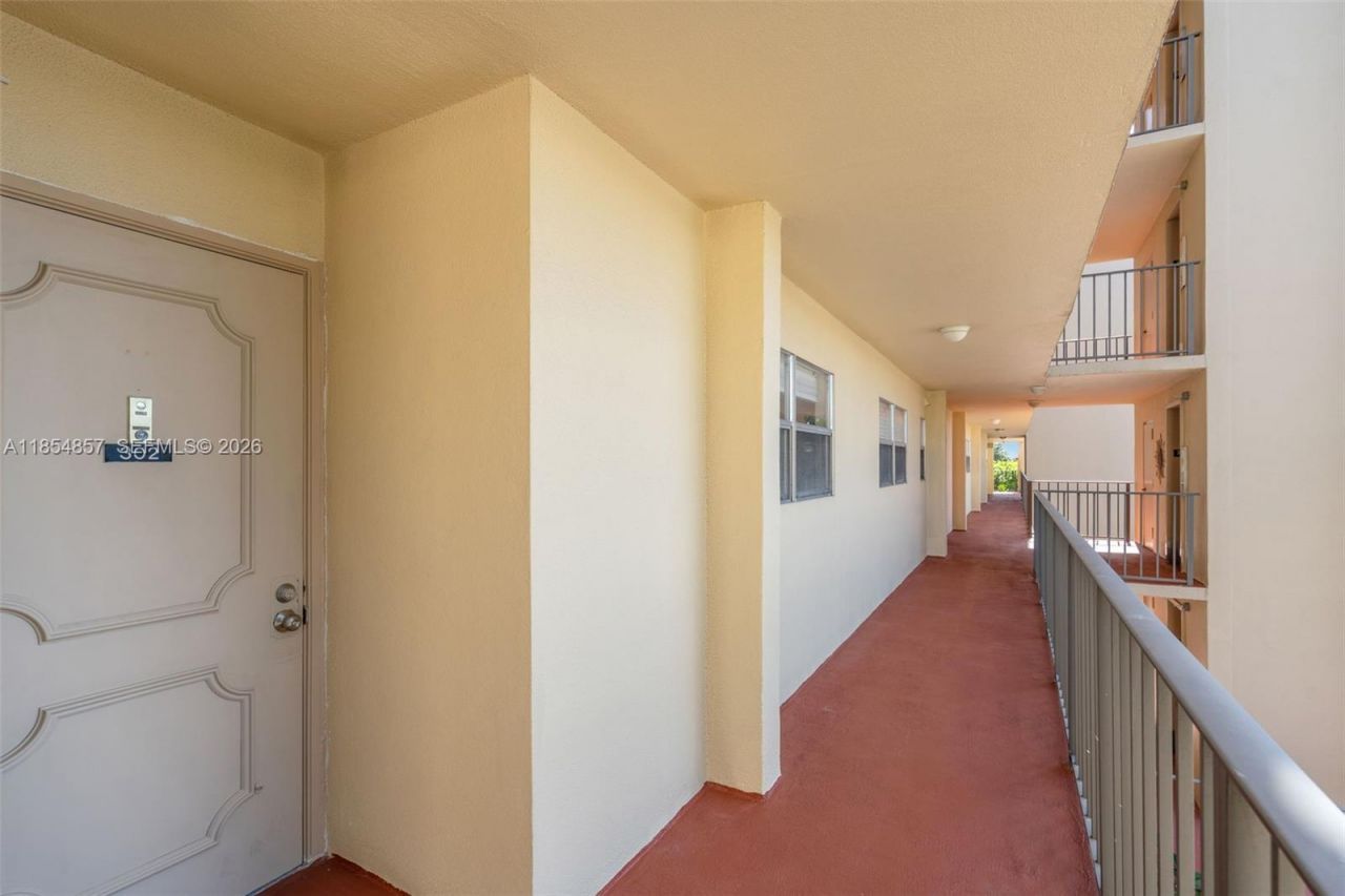 3524 Via Poinciana, Unit 302, Lake Worth, FL 33467 Photo