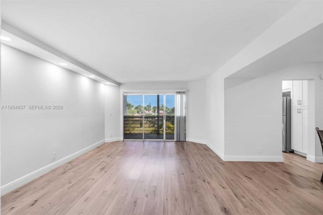 3524 Via Poinciana, Unit 302, Lake Worth, FL 33467 Photo