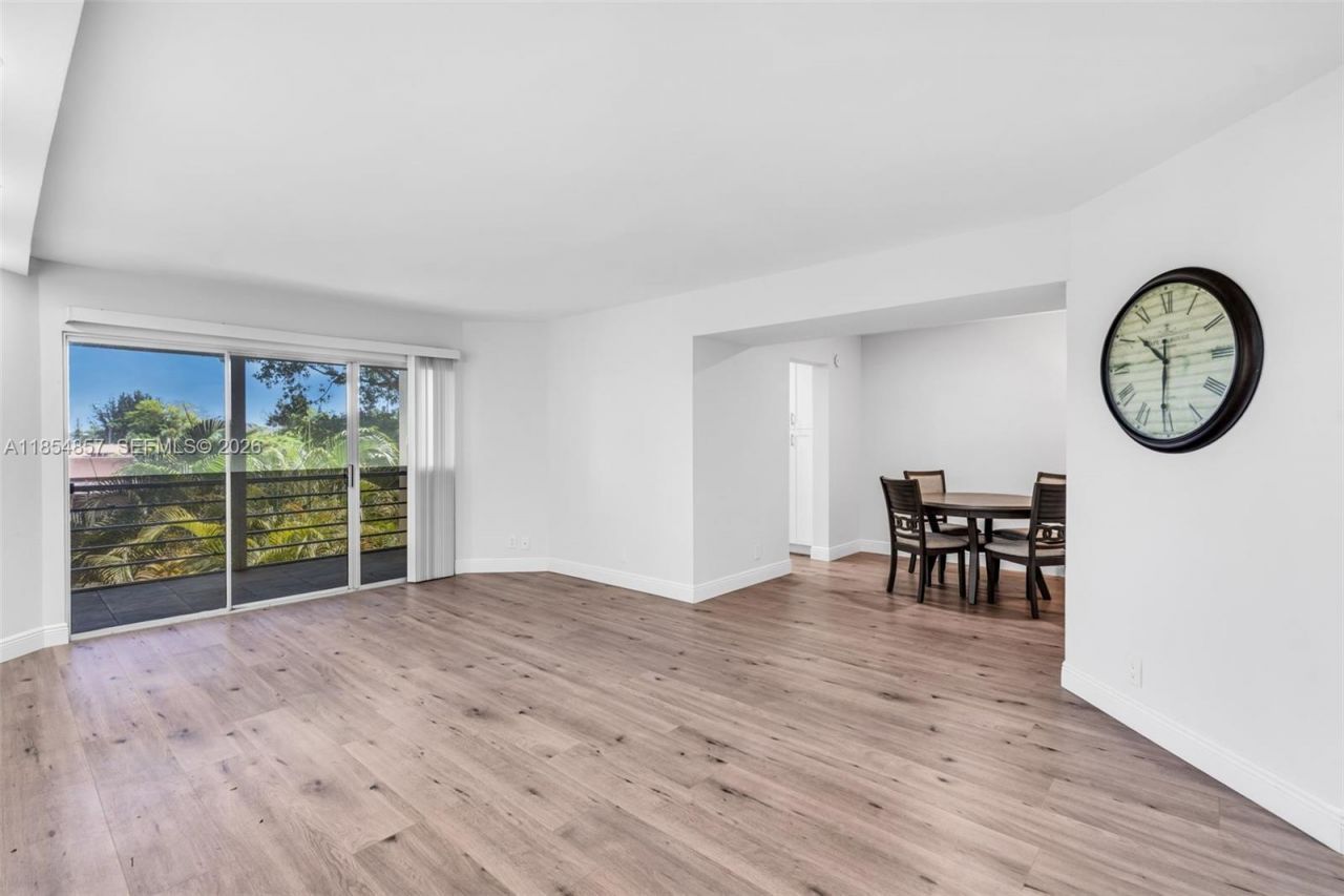 3524 Via Poinciana, Unit 302, Lake Worth, FL 33467 Photo