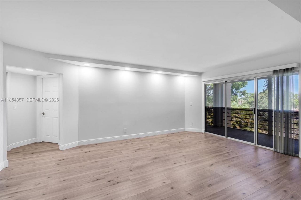 3524 Via Poinciana, Unit 302, Lake Worth, FL 33467 Photo
