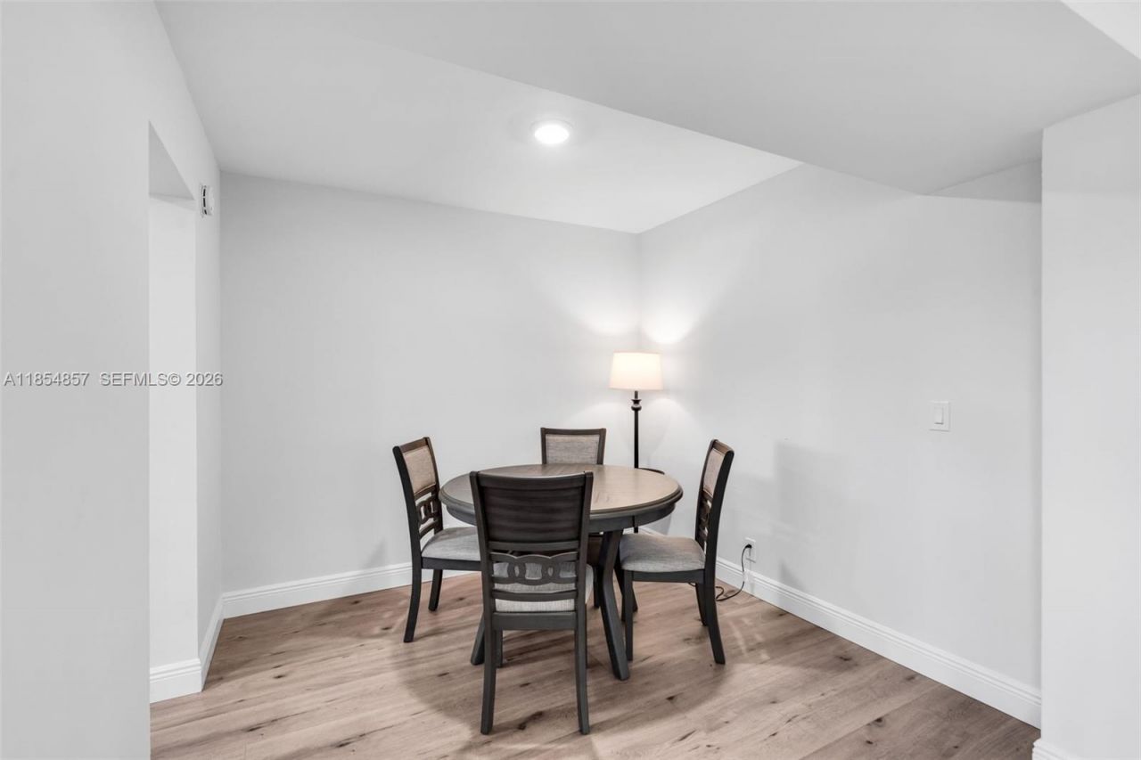 3524 Via Poinciana, Unit 302, Lake Worth, FL 33467 Photo