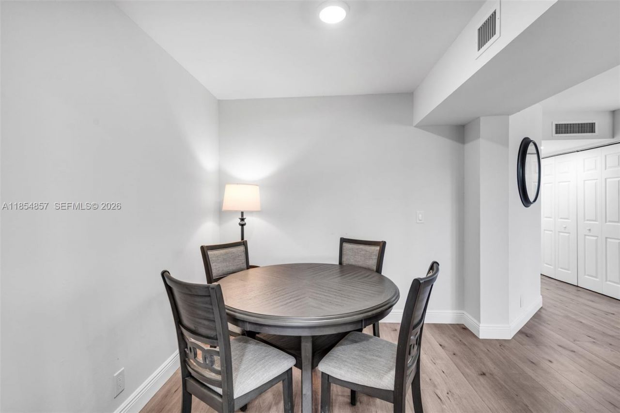 3524 Via Poinciana, Unit 302, Lake Worth, FL 33467 Photo