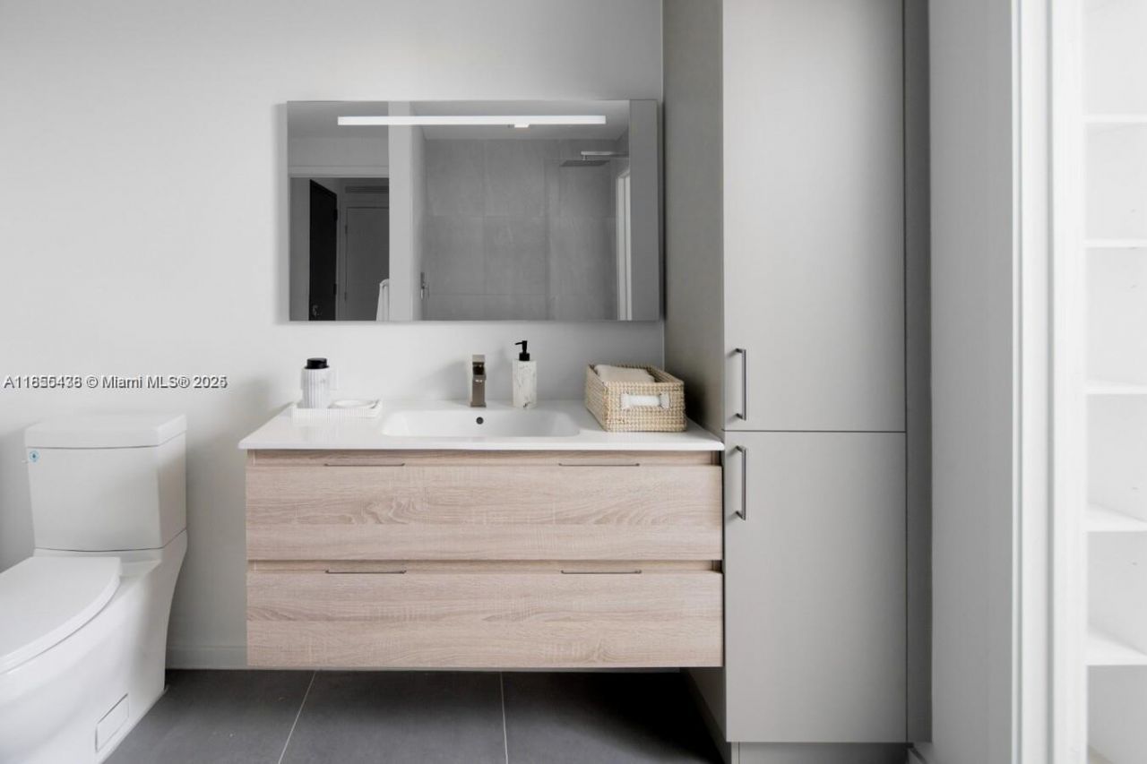 23 NE 17th Ter, Unit B4, Miami, FL 33132 Photo