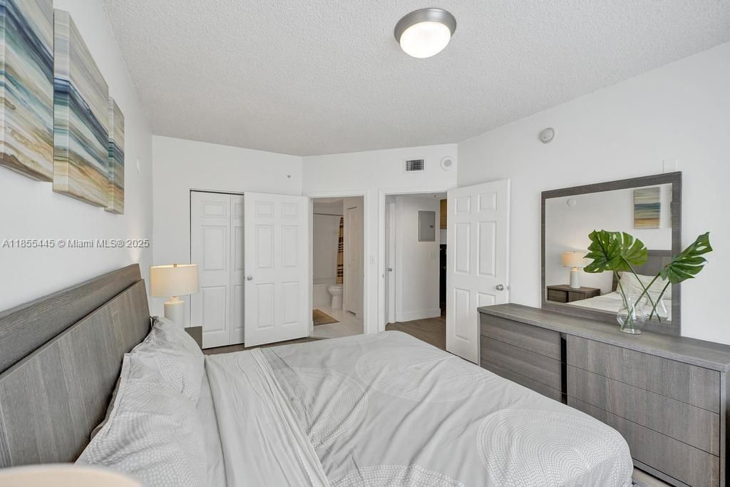 17100 N Bay Rd, Unit 1511, Sunny Isles Beach, FL 33160 Photo