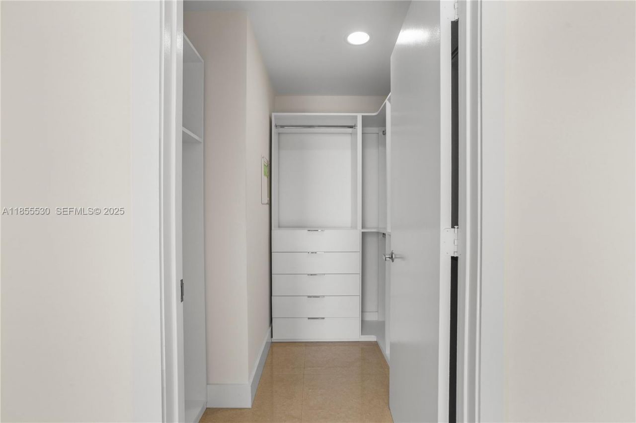 1060 Brickell Ave, Unit 4001, Miami, FL 33131 Photo