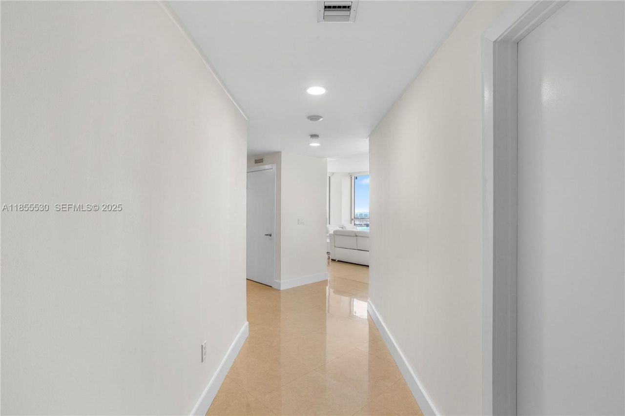 1060 Brickell Ave, Unit 4001, Miami, FL 33131 Photo
