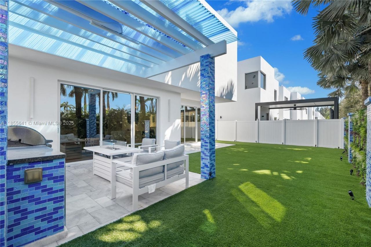 9830 NW 74th Ter, Doral, FL 33178 Photo