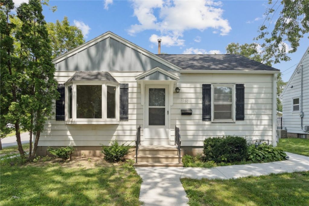 1101 Glenny Avenue, Waterloo, IA 50702 Main Photo