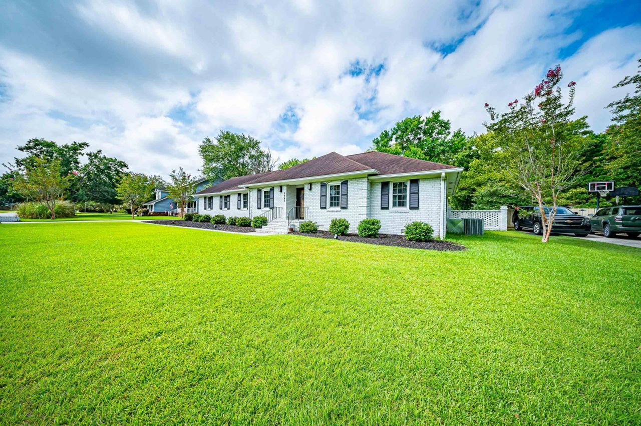 2943 Doncaster Drive Photo 3