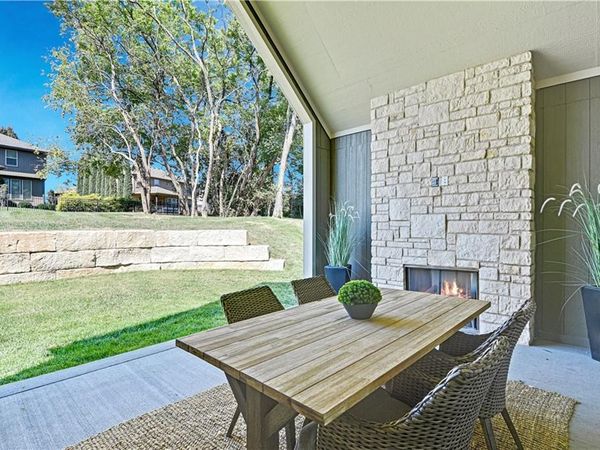 24964 W 98th Place, Lenexa, KS 66227