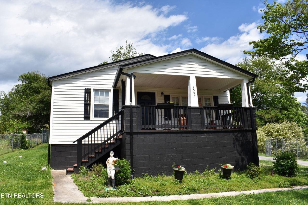 1304 Beaman Lake Rd, Knoxville, TN 37914 Main Photo