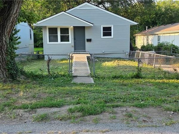 216 82 Street, Kansas City, MO 64114