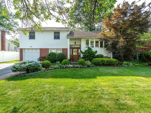 29 Roberta Lane, Syosset, NY 11791