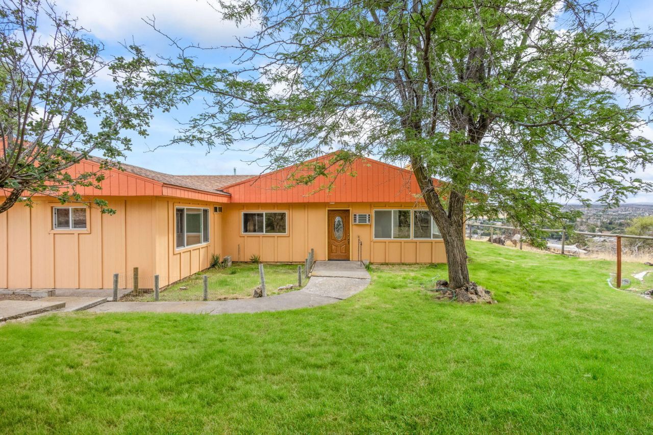 825 NW 3rd Street, Madras, OR 97741 Main Photo