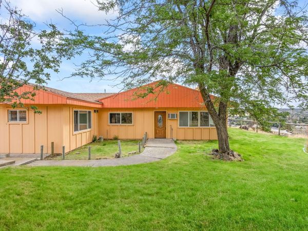 825 NW 3rd Street, Madras, OR 97741