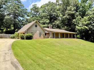 85 Lakeview Dr Columbus, MS 39705
