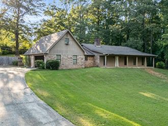 85 Lakeview Dr Columbus, MS 39705