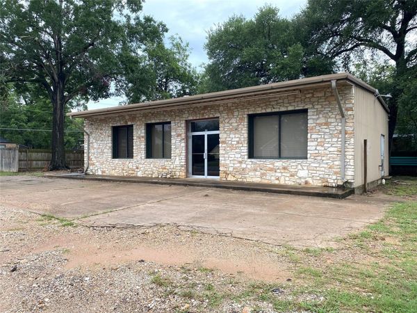 301 Bishop ST, Smithville, TX 78957