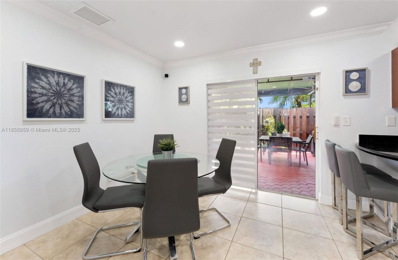 7423 NW 182nd St, Hialeah, FL 33015 Photo