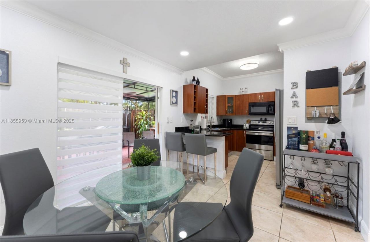 7423 NW 182nd St, Hialeah, FL 33015 Photo