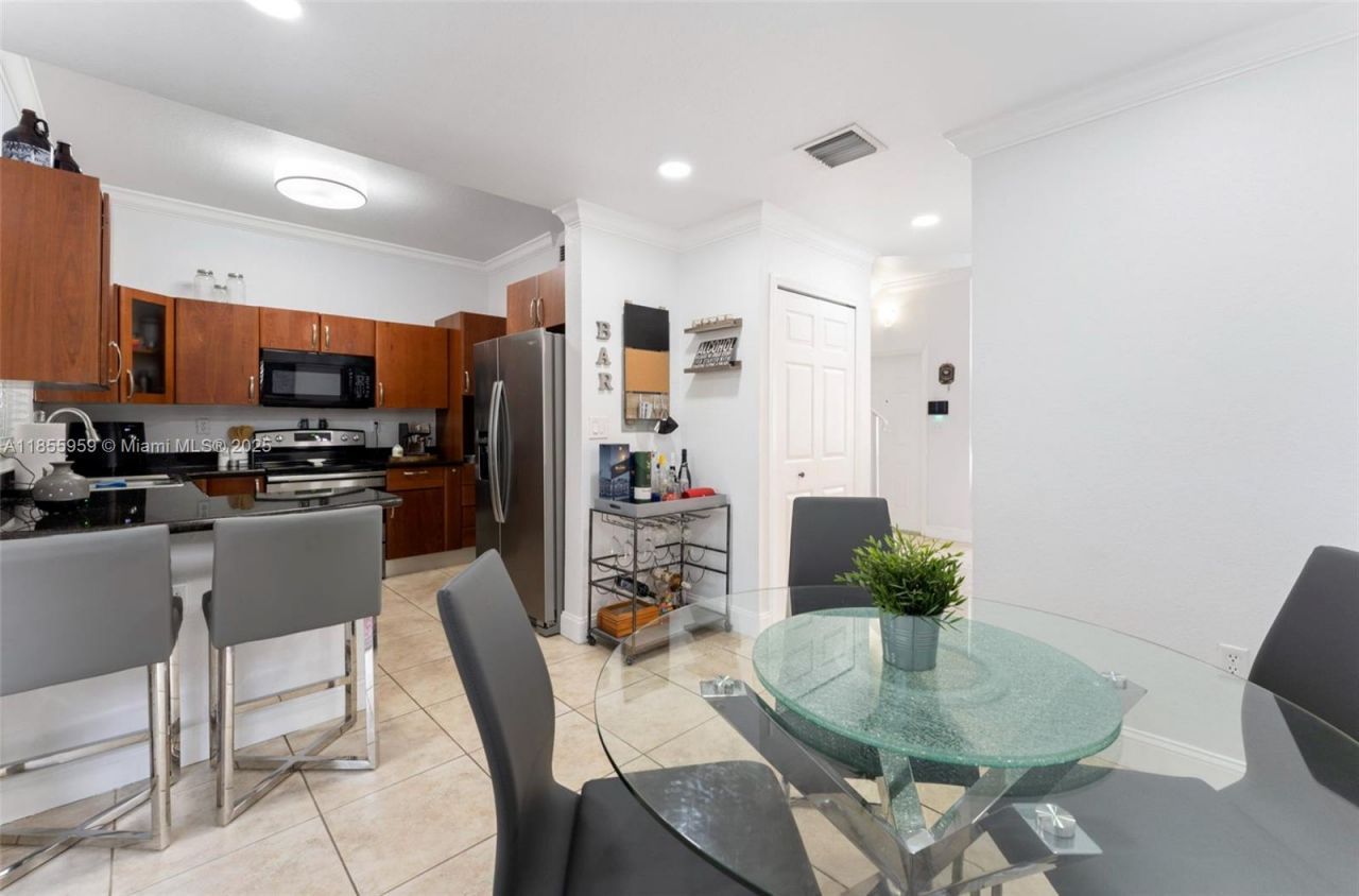 7423 NW 182nd St, Hialeah, FL 33015 Photo