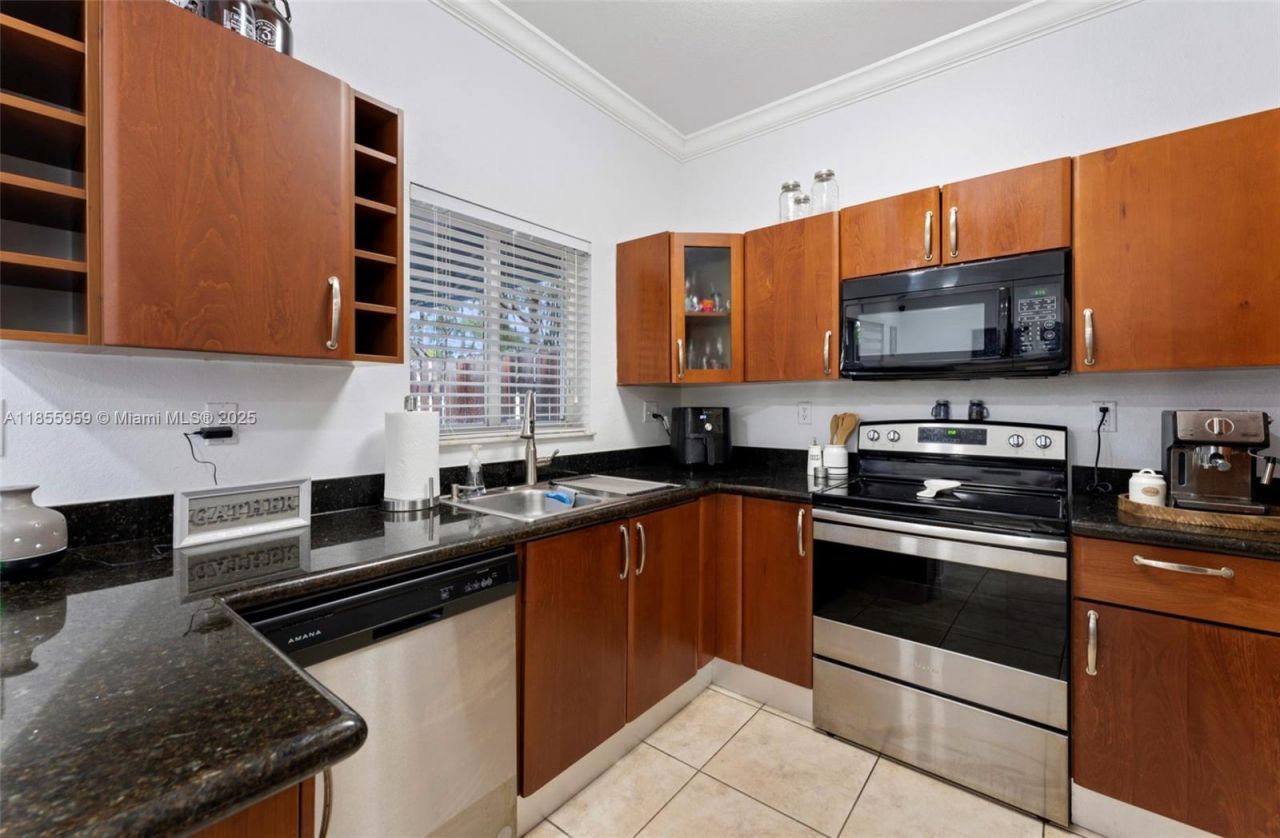 7423 NW 182nd St, Hialeah, FL 33015 Photo