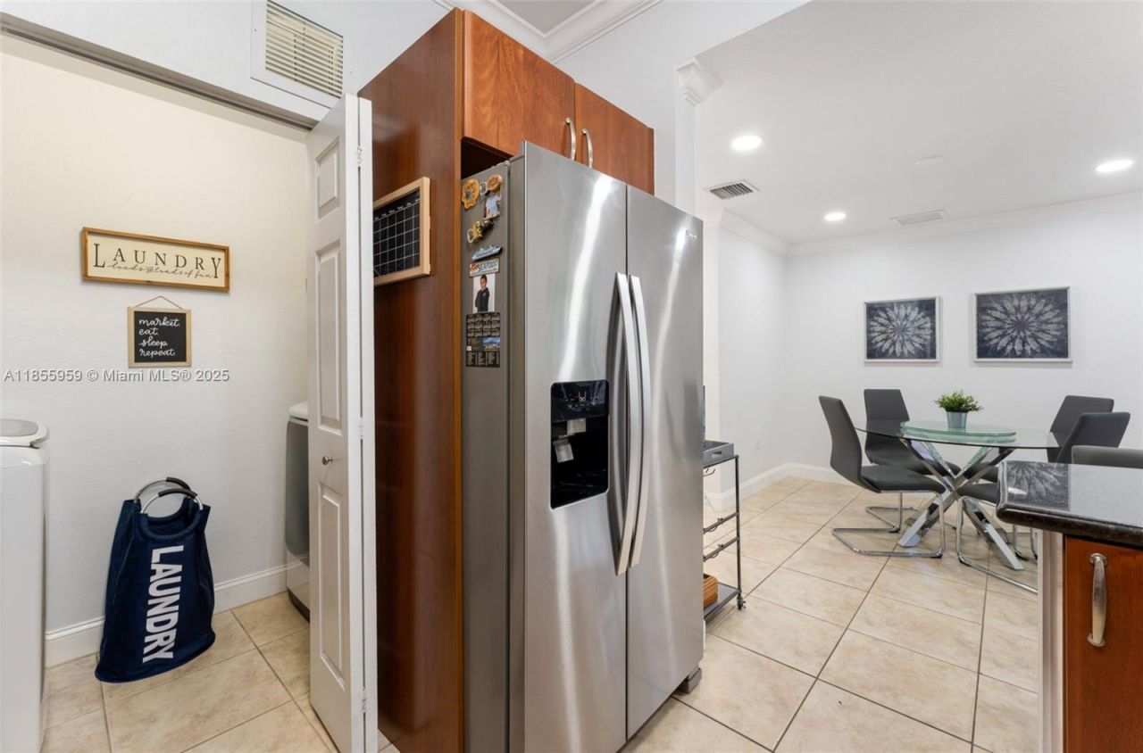 7423 NW 182nd St, Hialeah, FL 33015 Photo
