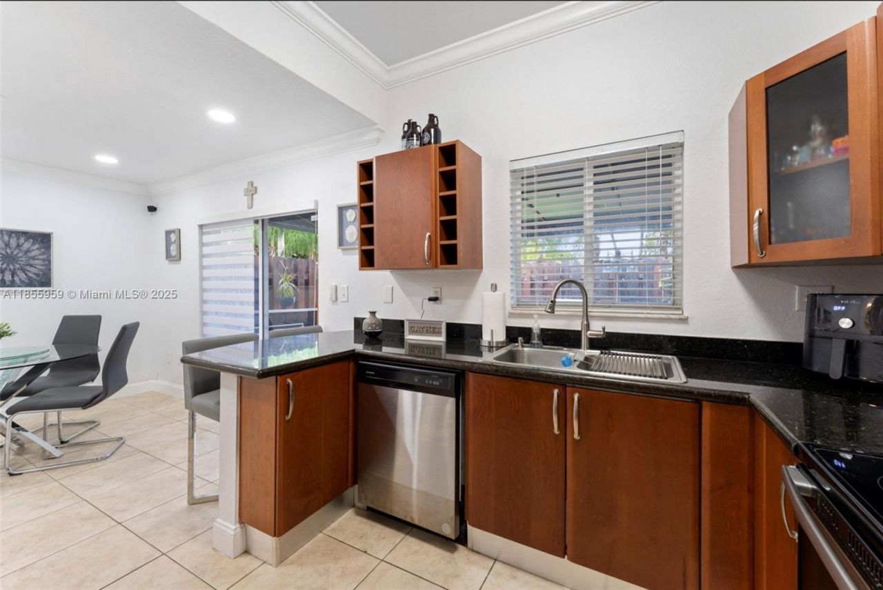 7423 NW 182nd St, Hialeah, FL 33015 Photo