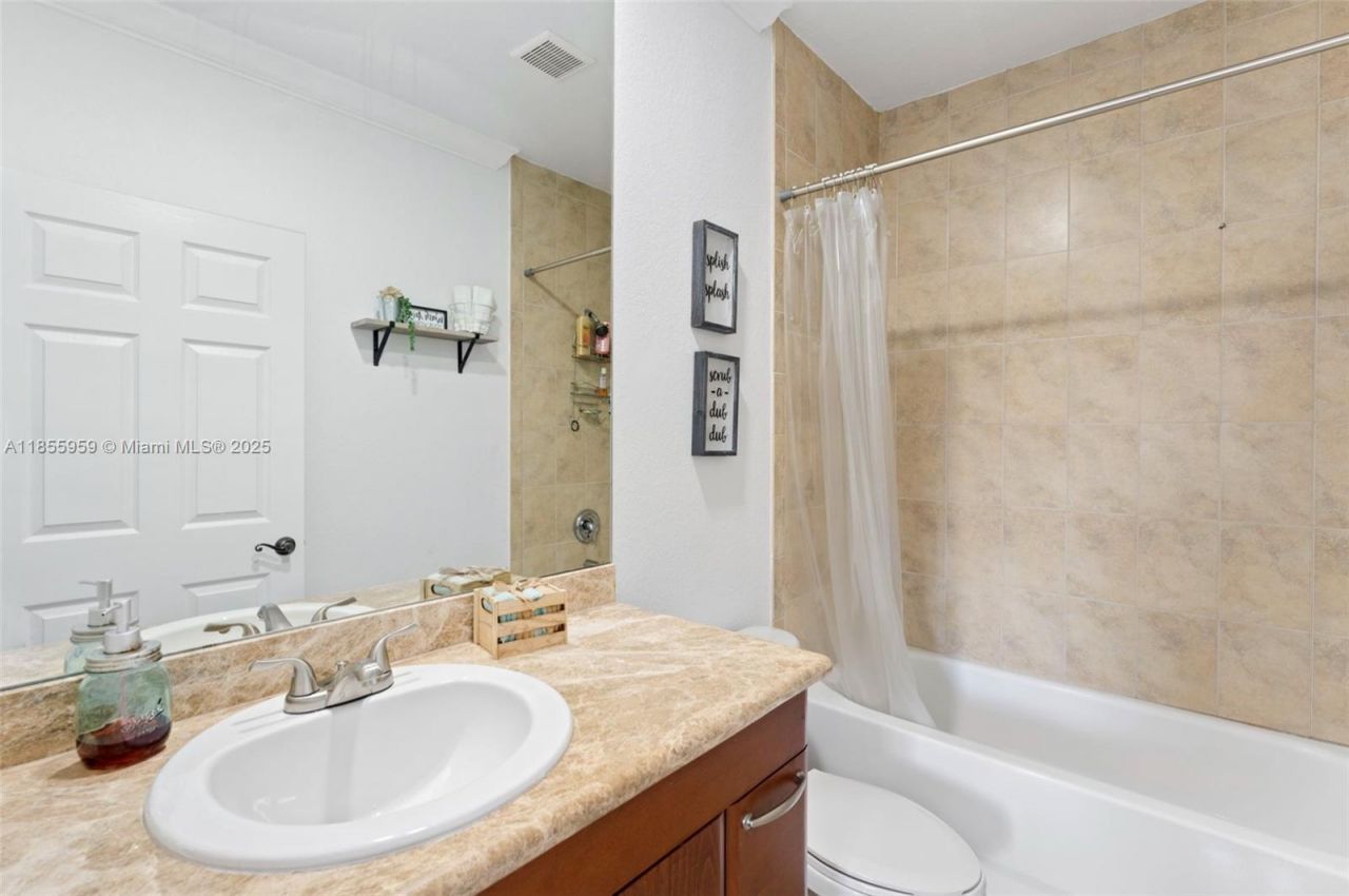 7423 NW 182nd St, Hialeah, FL 33015 Photo
