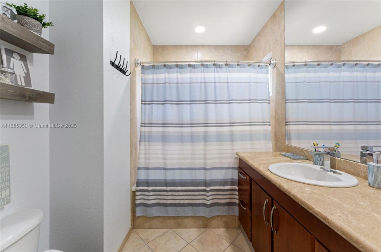 7423 NW 182nd St, Hialeah, FL 33015 Photo
