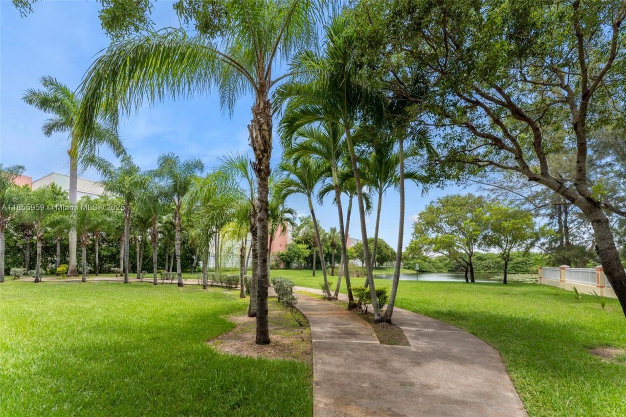 7423 NW 182nd St, Hialeah, FL 33015 Photo