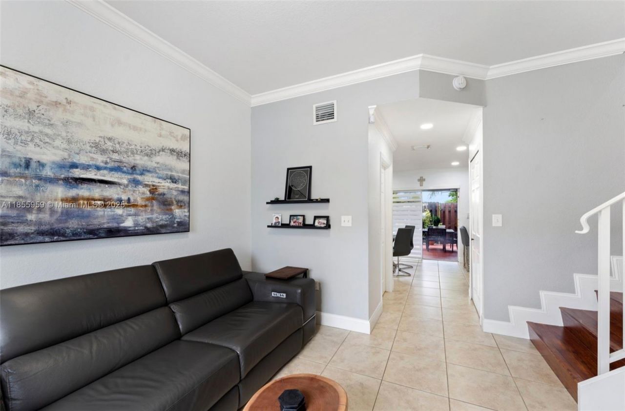 7423 NW 182nd St, Hialeah, FL 33015 Photo