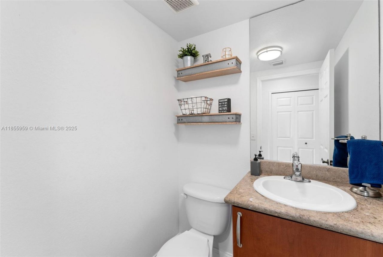 7423 NW 182nd St, Hialeah, FL 33015 Photo