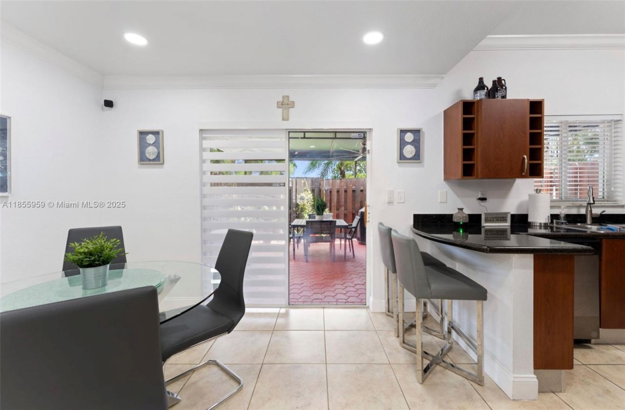 7423 NW 182nd St, Hialeah, FL 33015 Photo