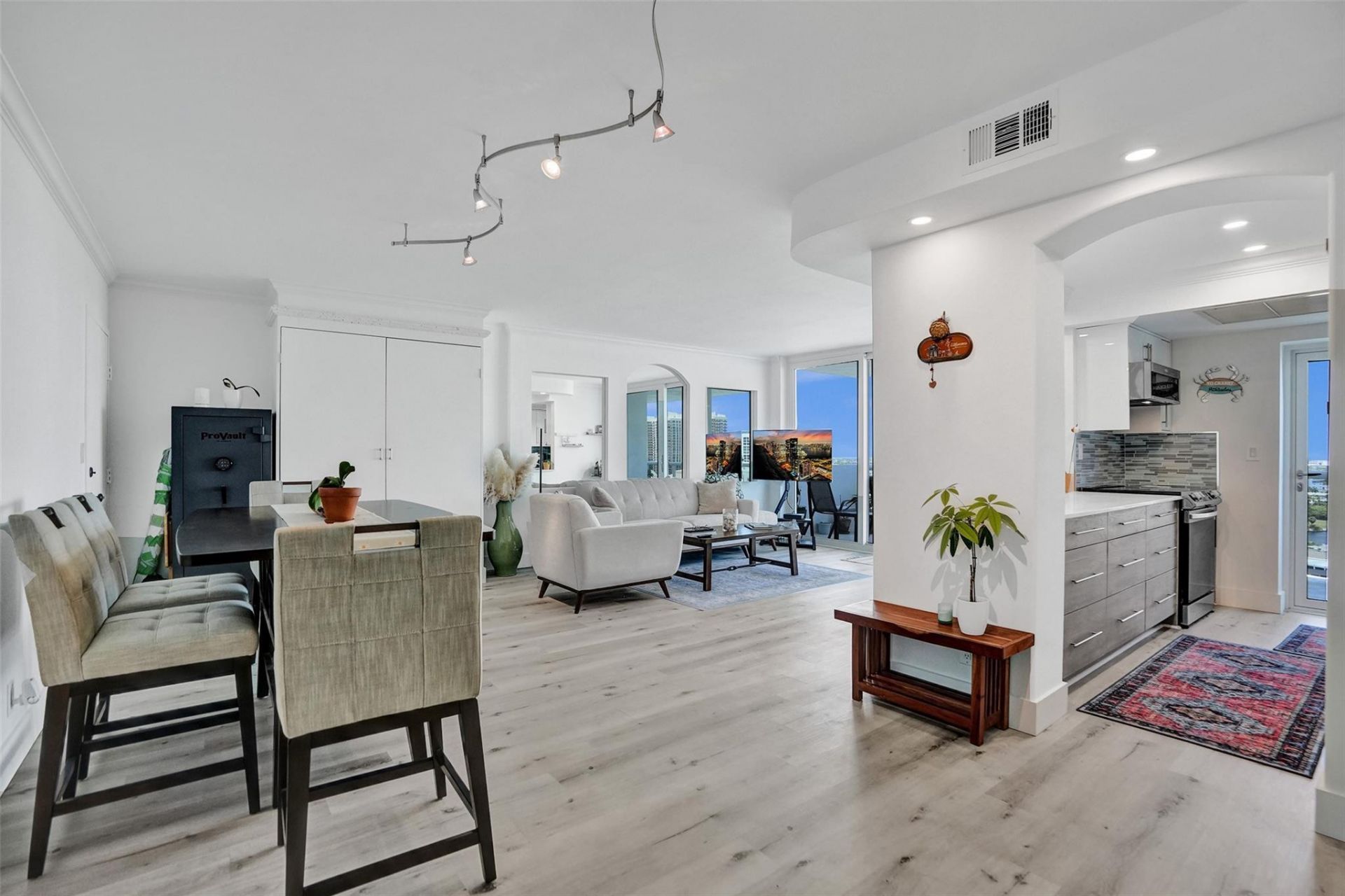 2715 N Ocean Boulevard, Unit 17F, Fort Lauderdale, FL 33308 Photo